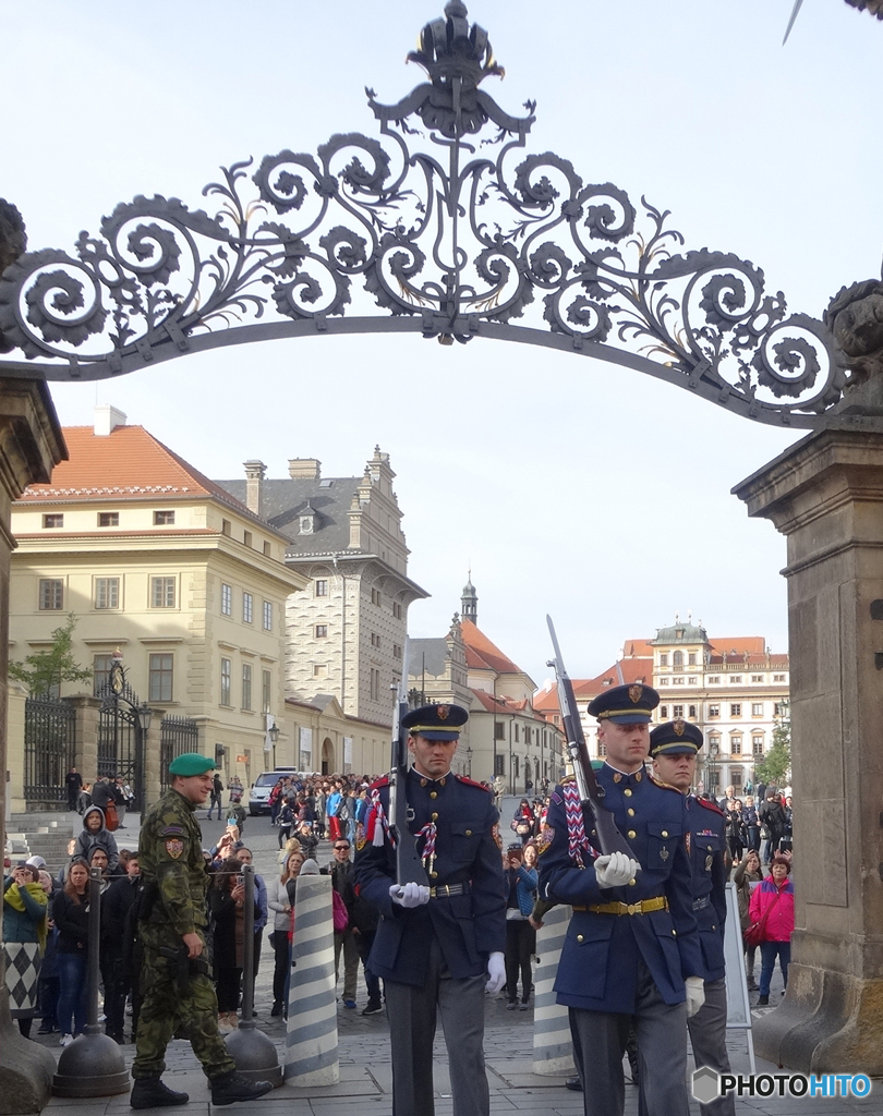 チェコ（７２０）プラハ城・衛兵の交替式です　