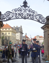 チェコ（７２０）プラハ城・衛兵の交替式です　