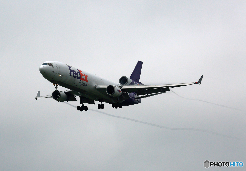 「☁」 FedEx MD-11 N597FE着陸　ベイパー