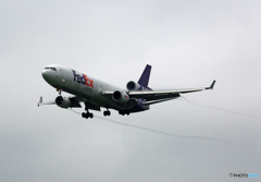 「☁」 FedEx MD-11 N597FE着陸　ベイパー
