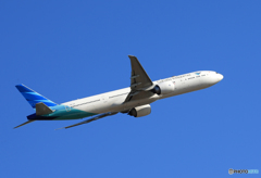 「晴れ」 Garuda 777-3U3 PK-GIF 飛び立ち