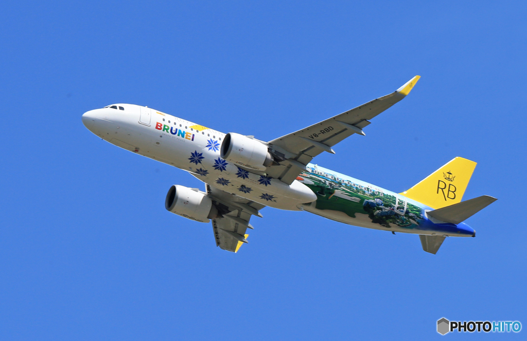 「真青の空」☀ 小さな国のカラフルな・飛行機