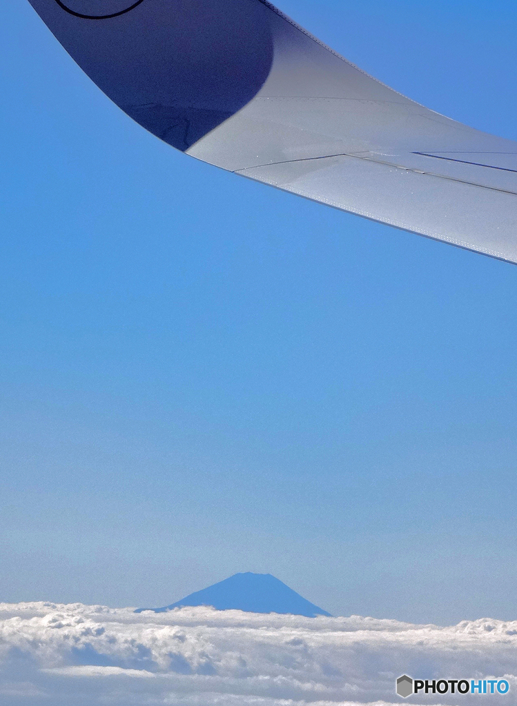 「SKY」丸窓から見えた　富士山