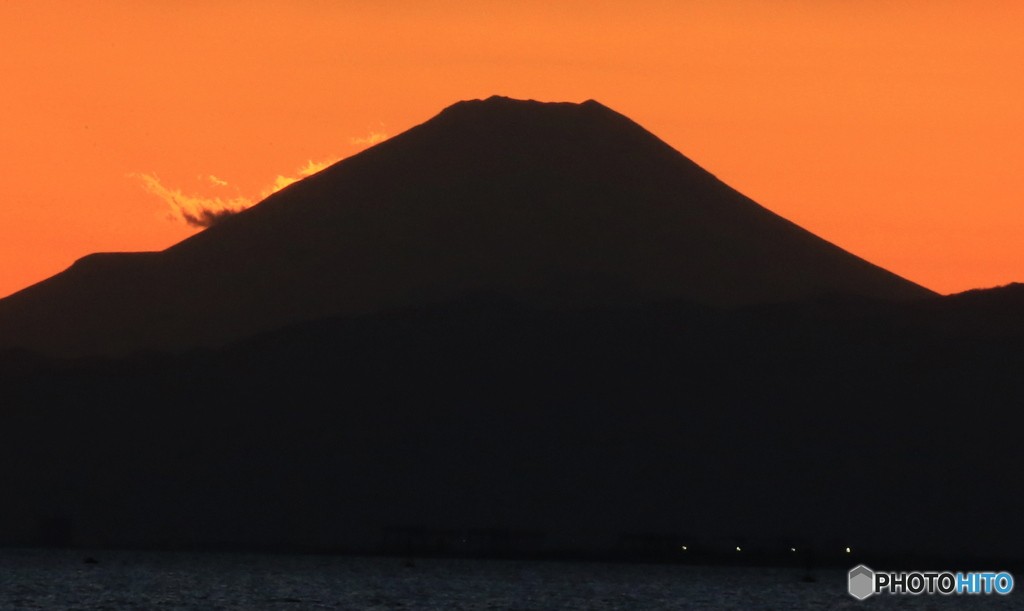 「群青」シ ル エ ッ ト 富 士 を 見 る