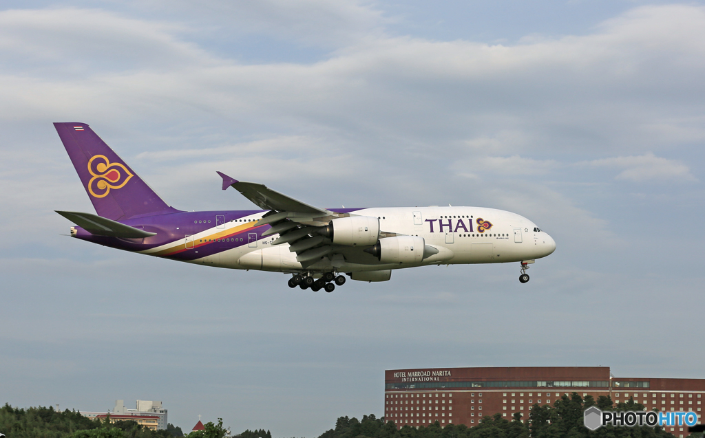 [青い空]　THAI A380-841 HS-TUA Landing