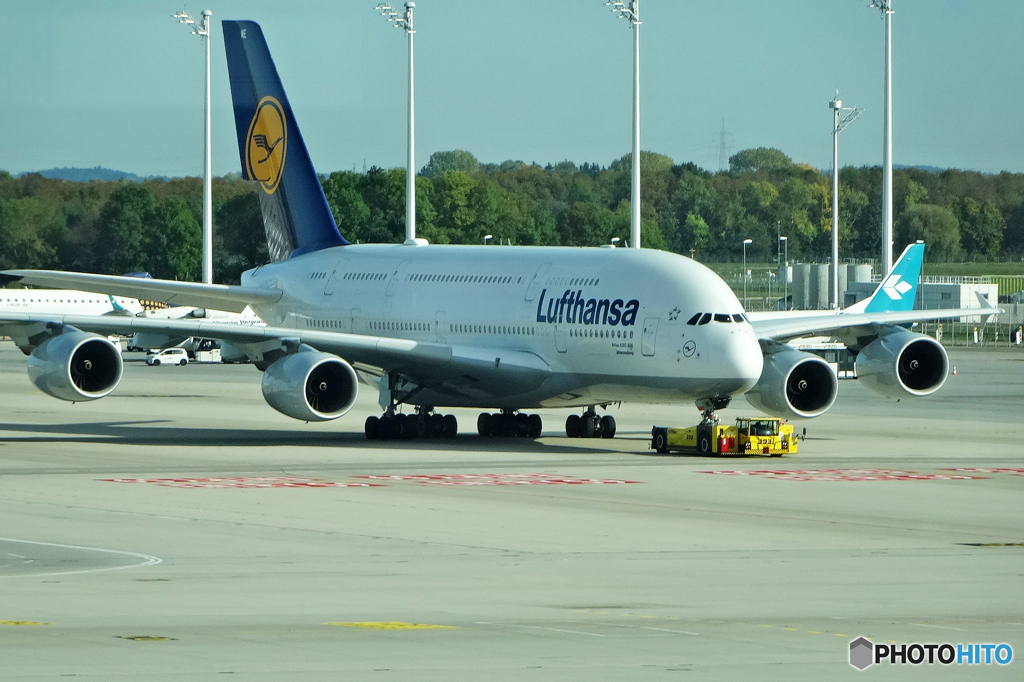 「クール」ミュンヘン国際空港の風景  (Airbus  A380)トーイング中✈