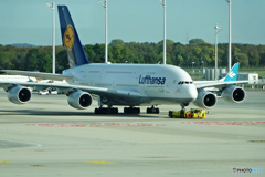 「クール」ミュンヘン国際空港の風景  (Airbus  A380)トーイング中✈