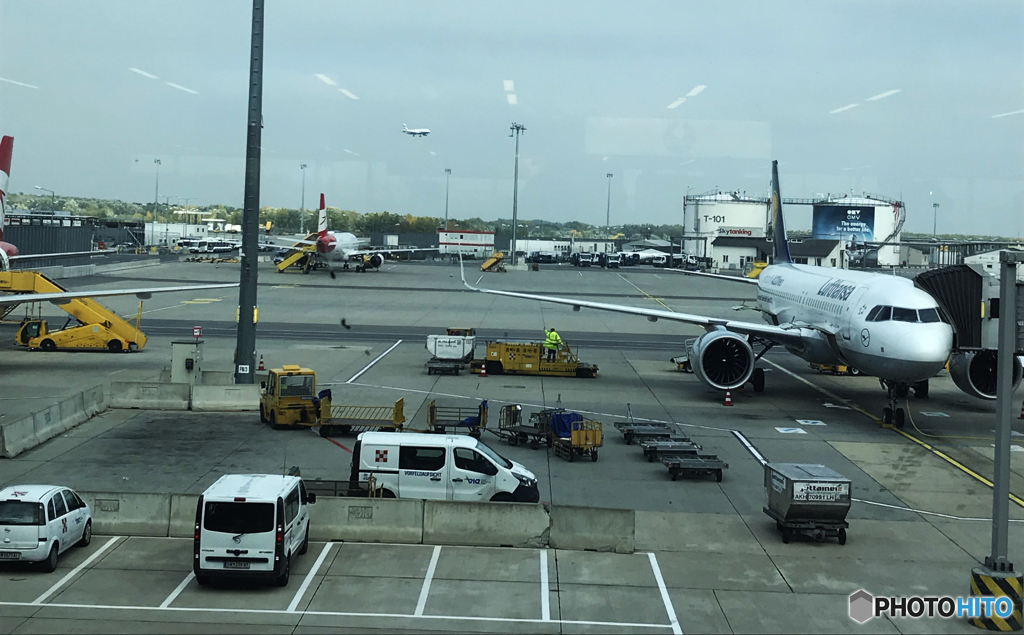 「曇り」ウイーン空港で　(中央）　着陸機を見つける
