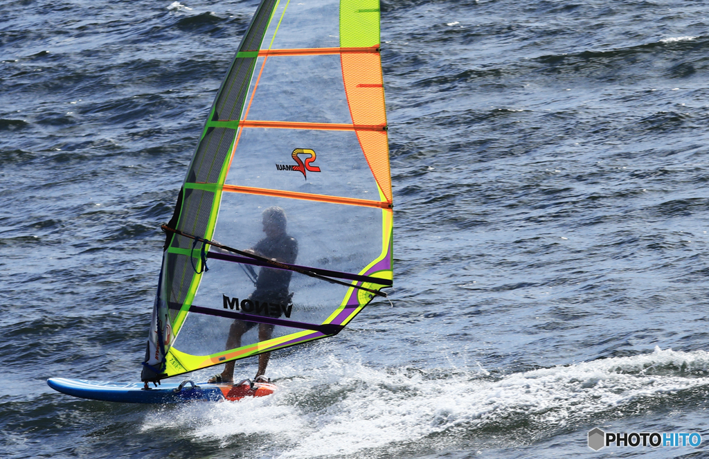 「ブルーな海」　✈ウインドサーフィンが飛ぶ！  ☮