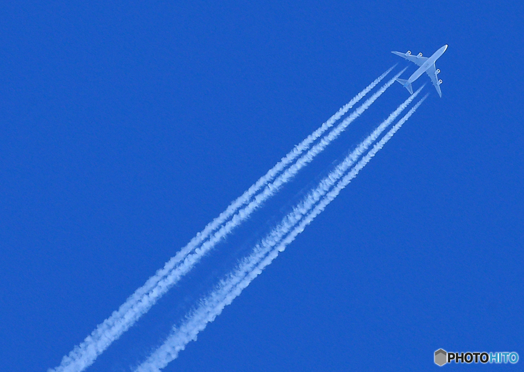 ✈「Blue」１万ｍ 上空の飛行機雲 ・ A380エアバス ✈