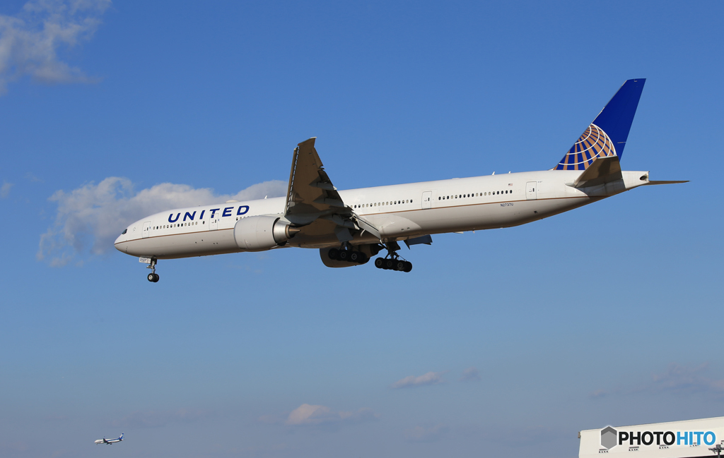 「晴れ」 UNITED 777-322 N2737U 到着
