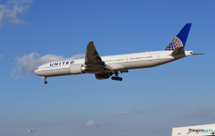 「晴れ」 UNITED 777-322 N2737U 到着