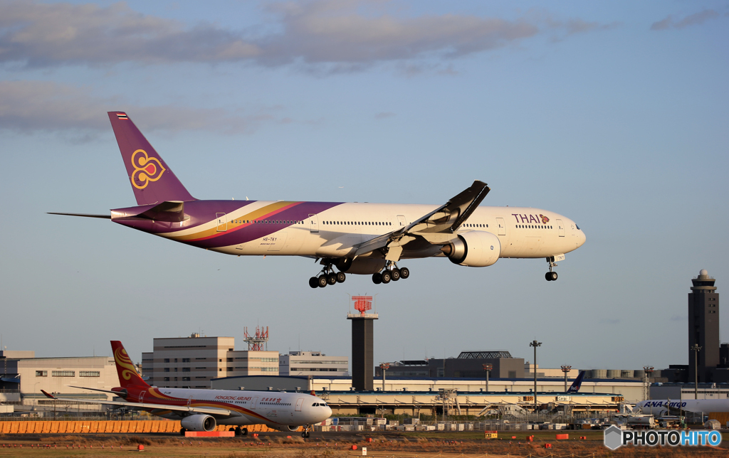 「青い日」 THAI 777-3D7 HS-TKY  出発待ってくれんたんですね