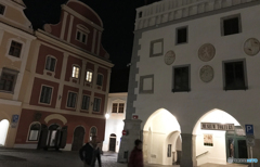 チェコ南部（９７２）夜のチェスキー・クルムロフの市役所前