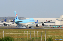 「空色」 白っぽい 747-8 HL7624 着陸です