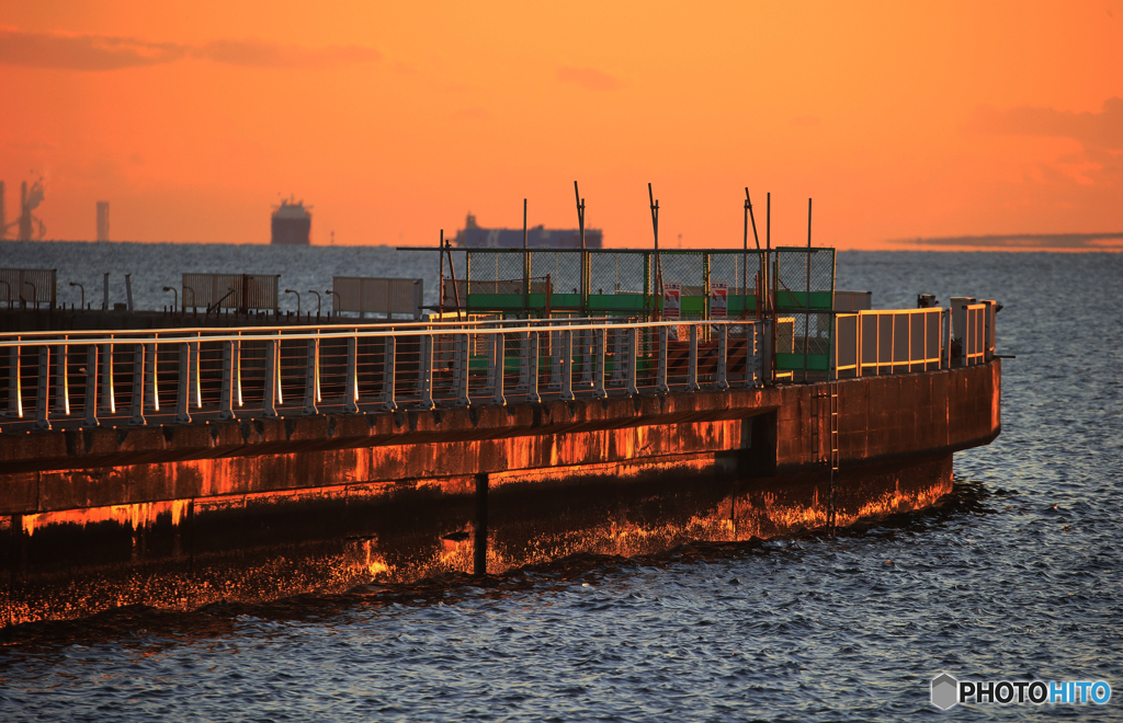 「真青の空」東京湾の夕暮れと海は青色