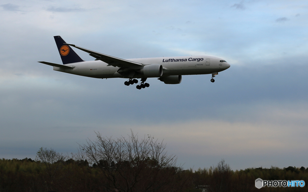 「晴れ」 Lufthansa 777 D-ALFC  Landing