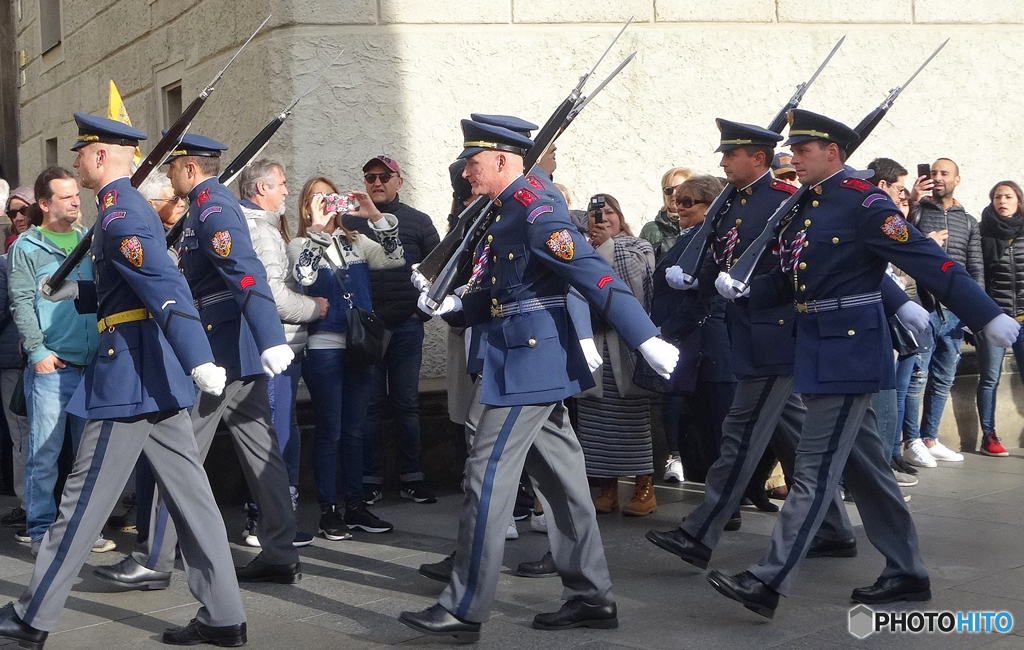プラハ（１０７５）プラハ城で　衛兵の交替式を見る