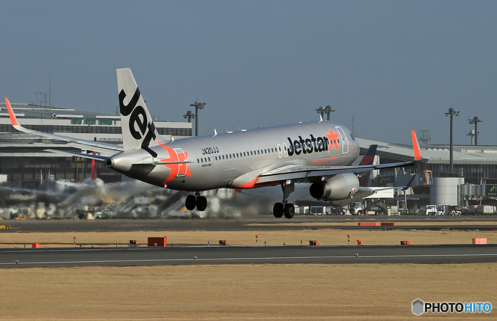 「曇り」Jetstar A320-232 JA20JJ  Landing 