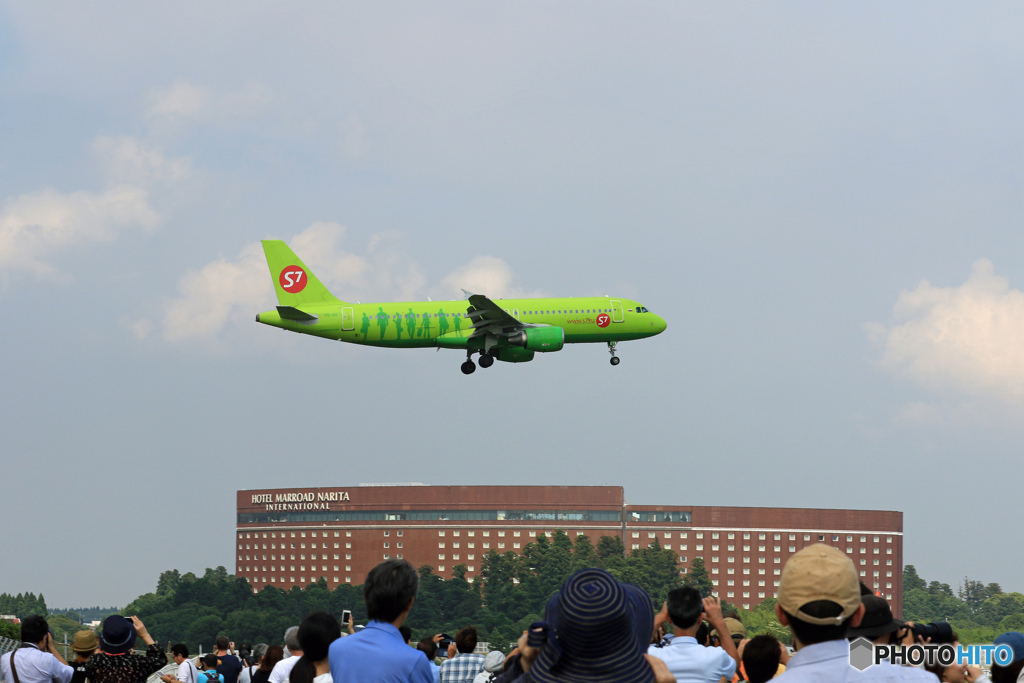 [青い空]　S7 航空 A320-214 VQ-BET 着陸