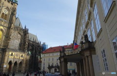 チェコ・プラハ（６９０）プラハ城の広場で皆んなを待つ