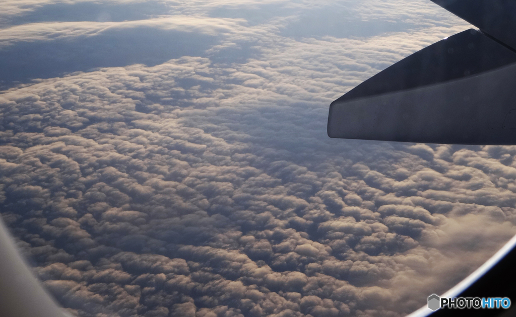  (1058)   丸窓から見る　雲のじゅうたん