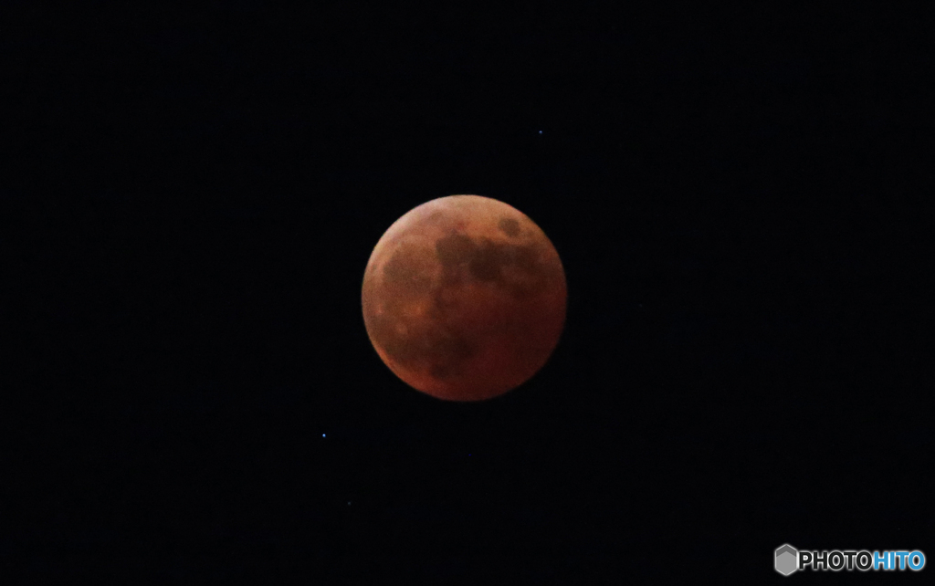 今宵の皆既月食 ・下の青い点が天王星+