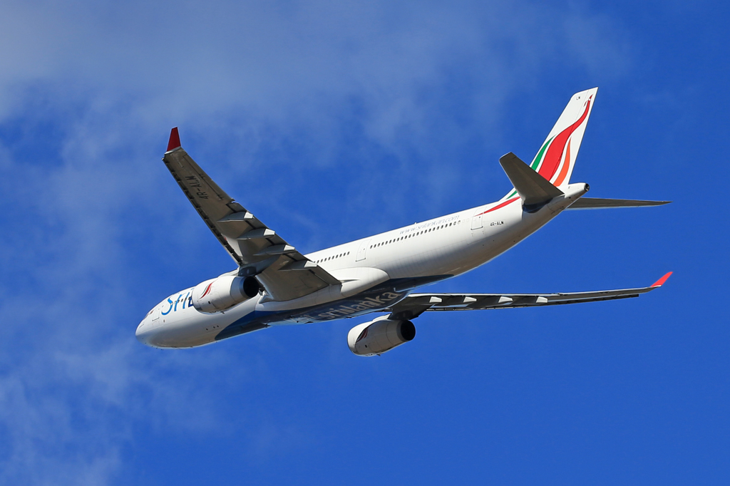 「青の空」 SriLankan A330-343 4R-ALM飛ぶ