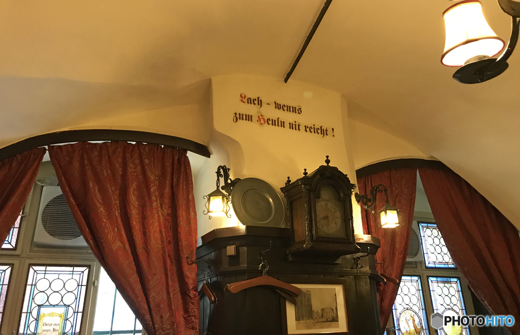 ウイーン（２１０）ランチタイムはワインかビールかな？