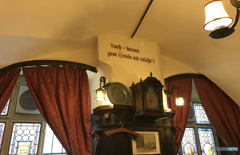 ウイーン（２１０）ランチタイムはワインかビールかな？