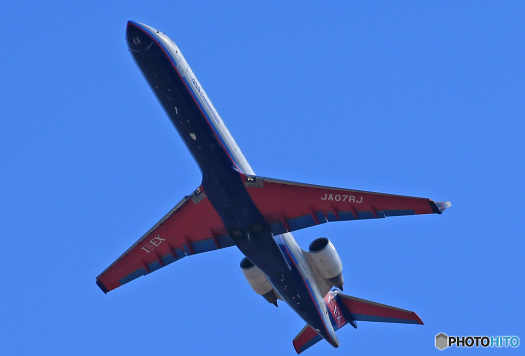 「青い日」 IBEX ボンバル CRJ-702 JA07RJ 離陸