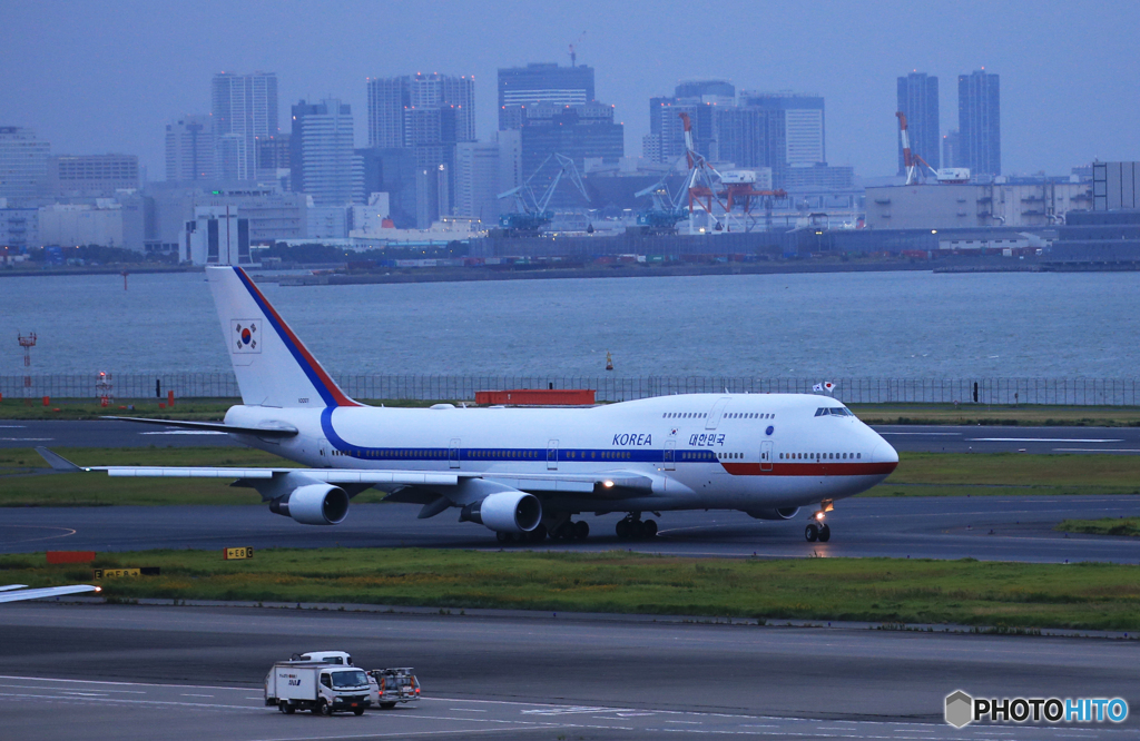 「ぶるー」  離陸へ  747-4B5トップに国旗が２本　珍しい飛行機ですね！
