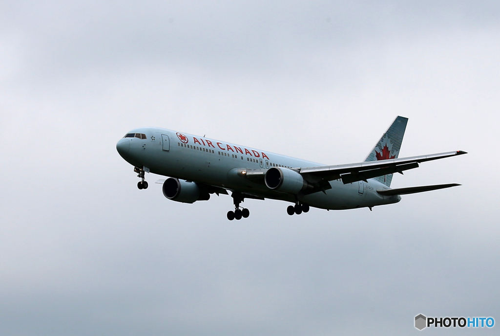 「☁」 Air Canada 777 C-GLCA 到着です