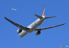 「青が大好き」 Air France 777-200 クロス飛び立ち