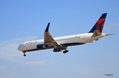 「青」 DELTA 767-332 N182DN Landing 