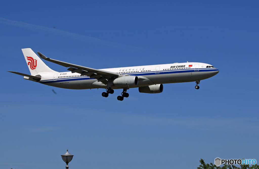 「Blue」 China A330-343 B-6102 Landing 