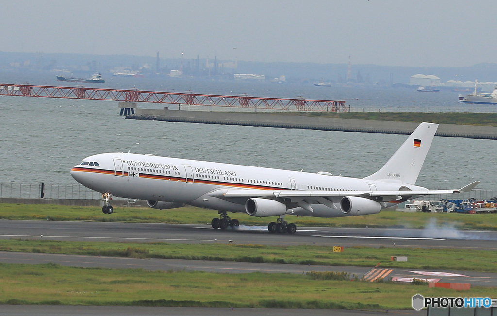 「曇り」　✈ドイツは・✈空軍機で来た～　Landing
