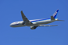 「青色が好き」 ANA 777-381 JA733A 飛び立ちです