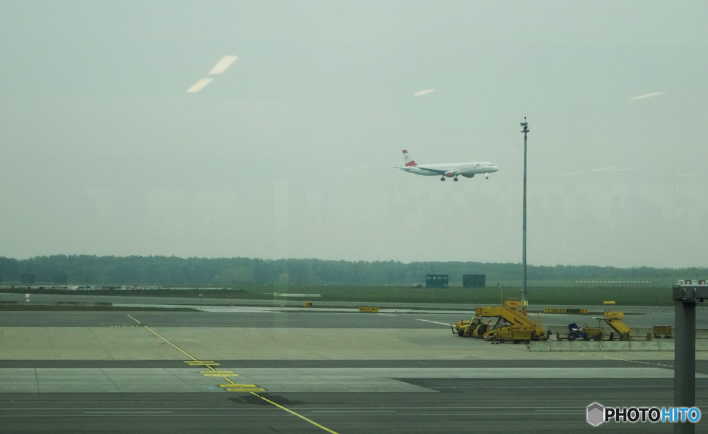 「霧の都」✈ (1210-1)　ウイーン空港の到着便 ✈