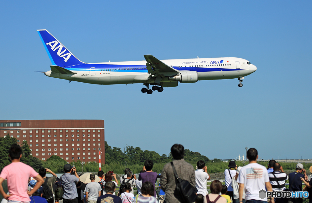 「ぶるー」　ANA 767-381 JA615A 来たー
