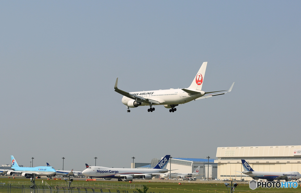 「青が好き」JAL 767 ジャンボ機見ながら着陸です サッカー日本「勝色」も‼