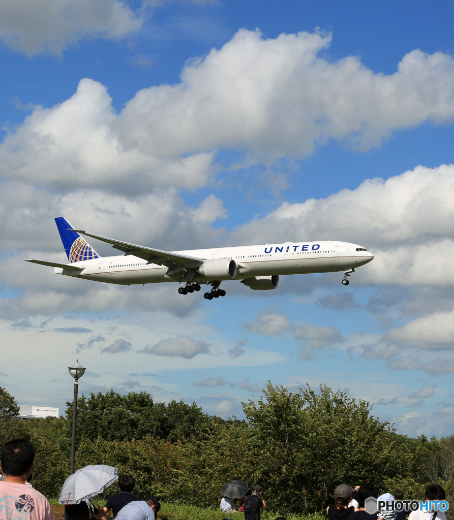 「青が大好き」 UNITED 777-322 N2644U 着陸
