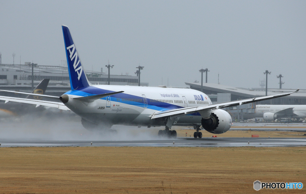 「雨」 ANA 787-9 JA885A Takeoff