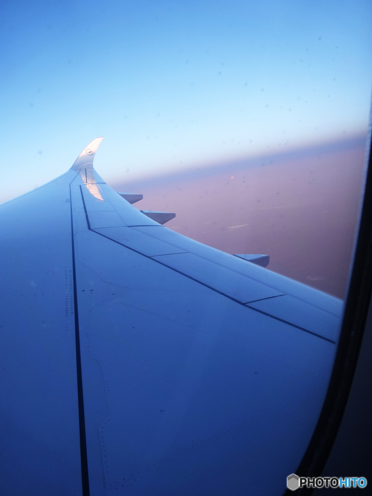 「群青」空高く 11,000m　丸窓から見る風景です