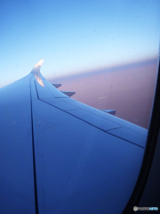 「群青」空高く 11,000m　丸窓から見る風景です