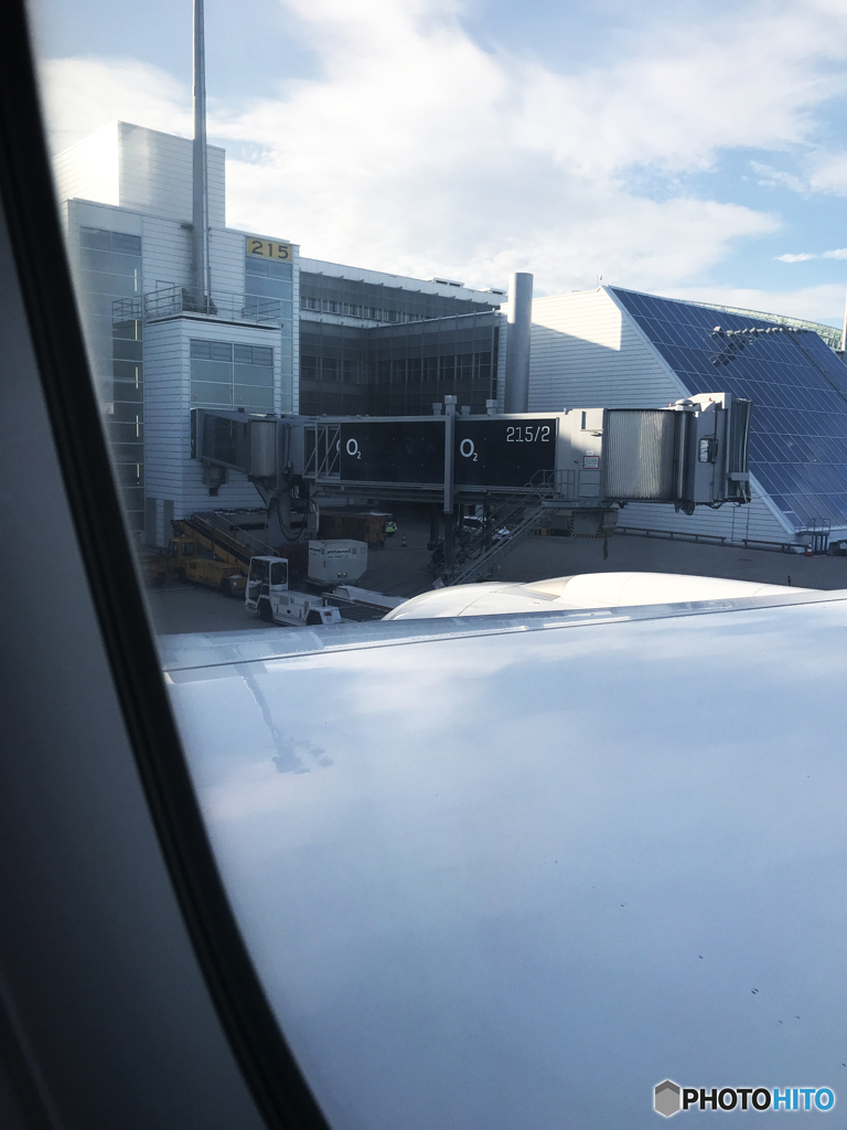 「そらー」丸窓から見るデッキを離れて　☮飛び立ちです✈