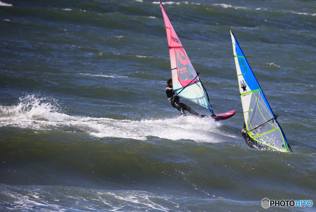「青色が好き」　競う二人・ウインドサーフィン