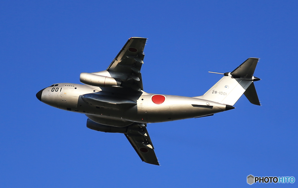 「群青色」大きな飛行機が舞う