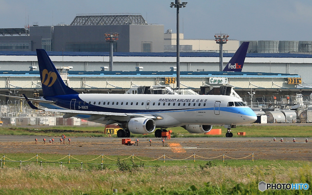 「晴れ」 マンダリン航空ERJ-190 B-16789 Takeoff