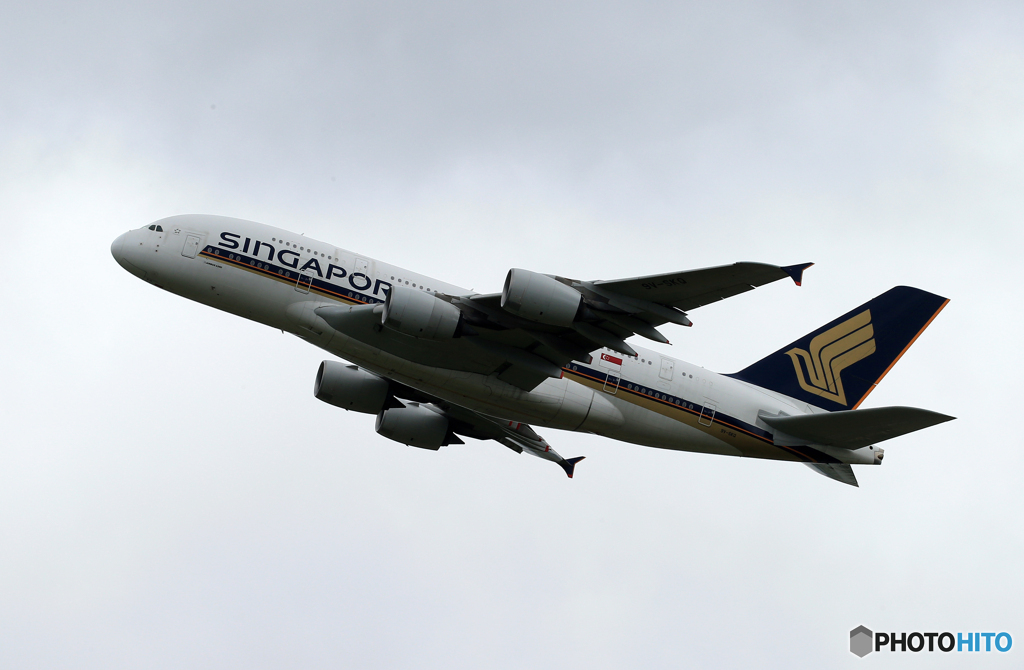 「くもり」Singapore A380-841 9V-SKO Takeoff  